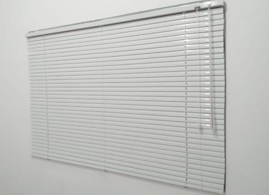 Jual Horizontal Venetian Blind original bergaransi – Sharp Point & Shinichi. Bahan deluxe, perforated, wooden motive. Free pasang Jabodetabek.