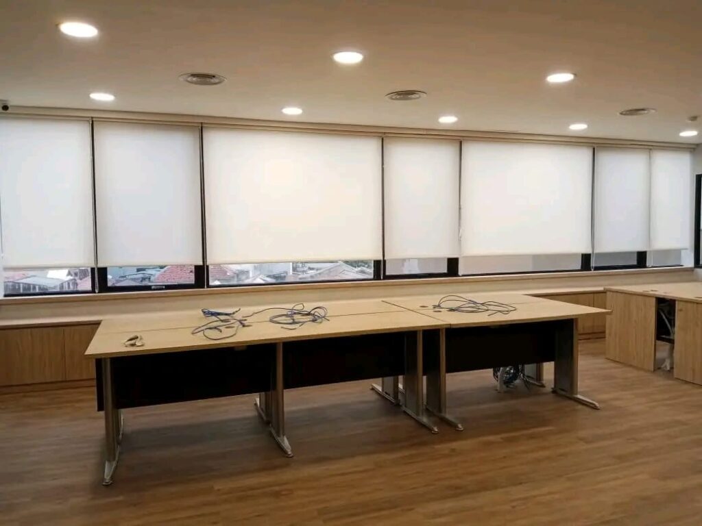 Jual Roller Blind Bahan Dimout merek Sharp Point, Shinichi, Kosei, Sandei, Toso. Gratis survey & pemasangan area Jakarta dan sekitarnya.